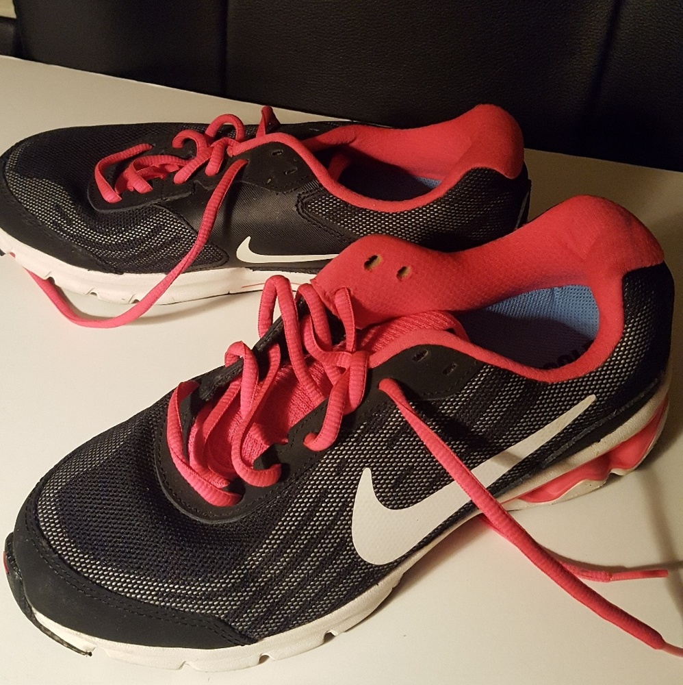 BLACK WHITE & ORANGE NIKE 7.5 SHOES